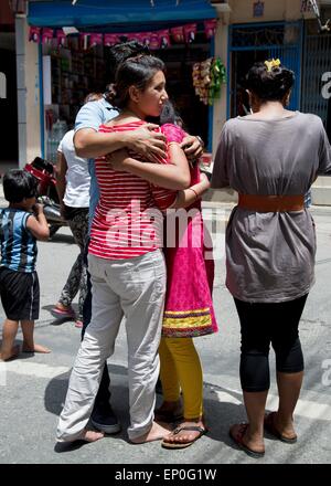 Kathmandu, Nepal. Il 10 maggio, 2015. Popolo nepalese gara nelle strade durante un 7.3 grandezza aftershock nel terremoto ha devastato unito 12 Maggio 2015 a Kathmandu, Nepal. Foto Stock