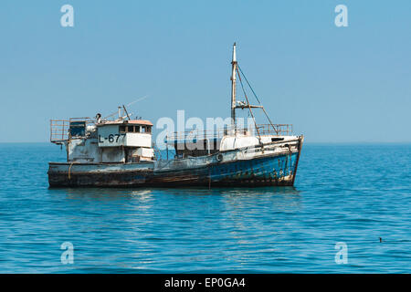 Vecchia nave senza motore. È ora utilizzato come luogo di lavoro per oyster farm. Foto Stock