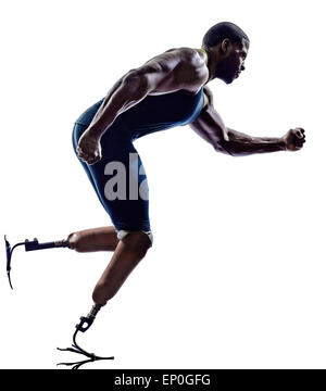 Uno muscoloso uomo disabile corridori velocisti con gambe protesi in silhouette su sfondo bianco Foto Stock