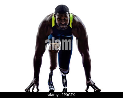 Uno muscoloso uomo disabile corridori velocisti con gambe protesi in silhouette su sfondo bianco Foto Stock