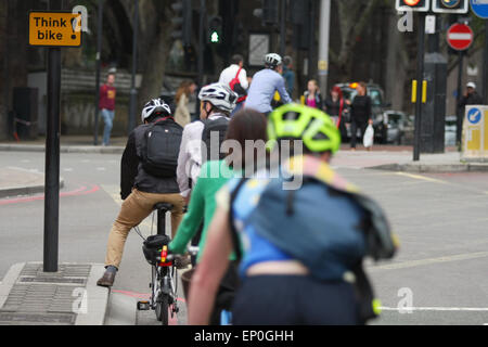 I ciclisti in attesa ad un semaforo a Waterloo, Londra, Inghilterra. Foto Stock