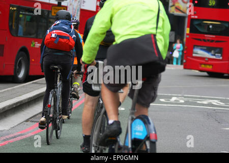 I ciclisti nel traffico a Waterloo a Londra in Inghilterra Foto Stock