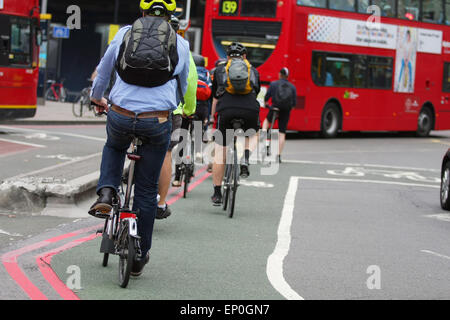 I ciclisti nel traffico a Waterloo a Londra in Inghilterra Foto Stock