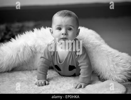 Baby boy in bianco e nero alla ricerca di curiosi in coperta Foto Stock