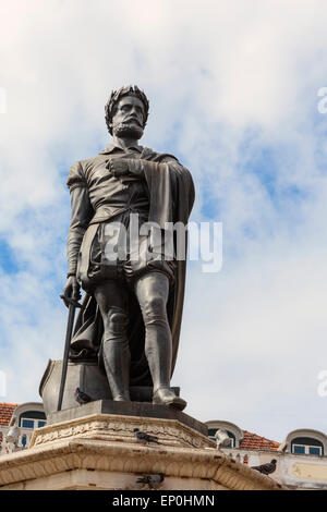 Lisbona, Portogallo. Largo de Camões o Praça de Luis de Camões. Statua del poeta Luis De Camões, c.1524-1580. Foto Stock