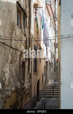 Stretti vicoli in ciottoli nel quartiere di Alfama di Lisbona Portogallo Foto Stock