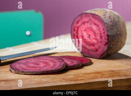 Salame vegan, scherzando fette di barbabietola rossa Foto Stock