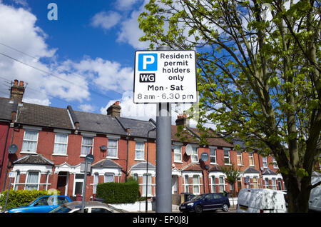 Resident Permit Holders solo segno di parcheggio, Haringey, London, England, Regno Unito Foto Stock
