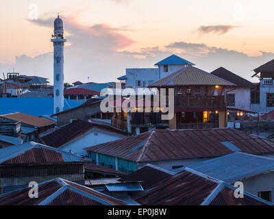 Vista della parte vecchia della città di pietra a Zanzibar, Tanzania Africa Orientale, la moschea con il minareto al tramonto / di notte. Orizzontale. Foto Stock