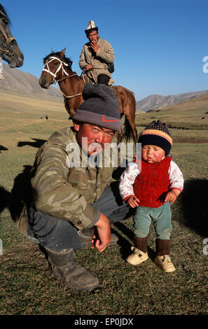 Orgogliosi di Kirghizistan il padre e il Figlio suo, Kirghizistan, Asia centrale Foto Stock