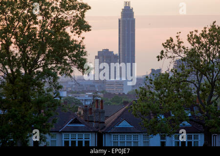 Oltre il periodo edoardiano case confinanti con Ruskin Park nel sud di Londra, il grattacielo residenziale denominato St George Wharf Tower. Foto Stock