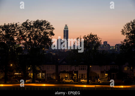 Oltre il periodo edoardiano case confinanti con Ruskin Park nel sud di Londra, il grattacielo residenziale denominato St George Wharf Tower. Foto Stock