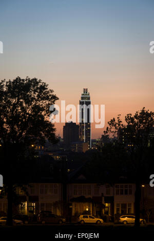 Oltre il periodo edoardiano case confinanti con Ruskin Park nel sud di Londra, il grattacielo residenziale denominato St George Wharf Tower. Foto Stock