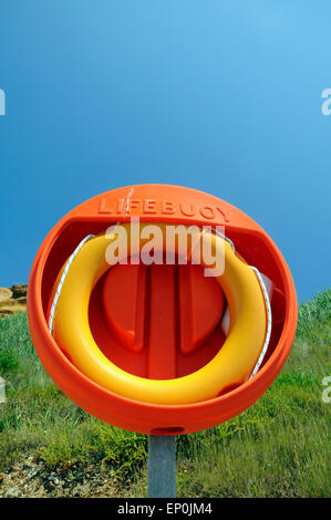 Lifebelt in una spiaggia a southengland, England, Regno Unito Foto Stock