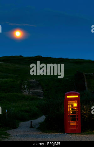 Nella casella Telefono e luna piena nel Sud Inghilterra, Gran Bretagna, Europa Foto Stock
