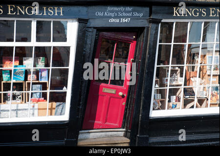La storta porta del vecchio King's school shop in Canterbury Kent England europa Foto Stock