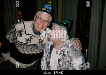 Coppia senior New Years Eve i festaioli nel loro tardi anni settanta. St Paul Minnesota MN USA Foto Stock