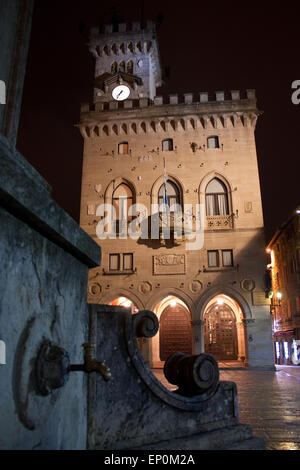 La Repubblica di San Marino di notte Foto Stock