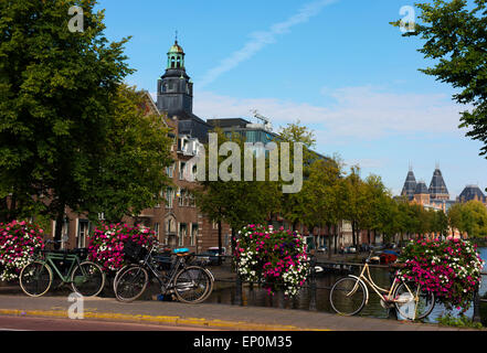 Biciclette su un ponte con fiori in Amsterdam. Foto Stock