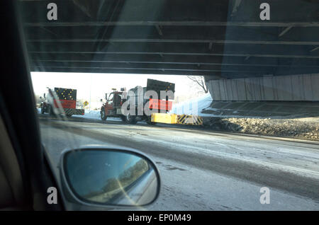 Anti-icing carrelli con frecce direzionali del ghiaccio fondente da hiway 100. Minneapolis Minnesota MN USA Foto Stock