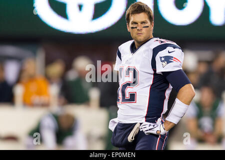 Foto d'archivio. 11 Maggio, 2015. New England Patriots quaterback Tom Brady (12) sospesa quattro giochi per punizione sgonfiare palloni da calcio nel campionato AFC gioco. Nella foto: Novembre 22, 2012: New England Patriots quarterback Tom Brady (12) si affaccia su durante il warm-up prima di NFL la Giornata del Ringraziamento gioco tra New England Patriots e New York getti alla MetLife Stadium di East Rutherford, New Jersey. © csm/Alamy Live News Foto Stock