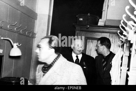 Deutscher Schauspieler Hans Albers in der Nähe der guardaroba, Amburgo 1954. Attore tedesco Hans Albers vicino al guardaroba, Hambu Foto Stock