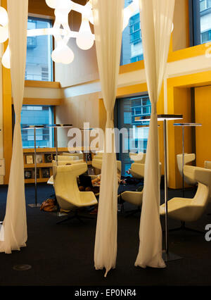 Lettura/area relax in Amsterdam moderne della Biblioteca Centrale. Foto Stock