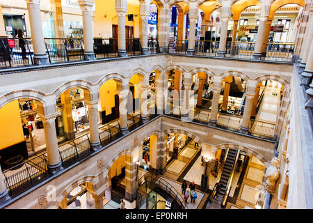 Interno della Magna Plaza in Amsterdam vecchia, ex Amsterdam principale ufficio postale. Foto Stock