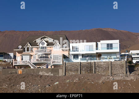 Nuova e moderna edifici residenziali lungo la costa meridionale di Iquique, Cile Foto Stock