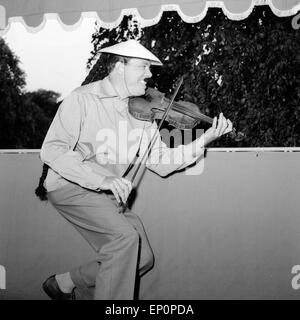 Deutscher violinista Helmut Zacharias spielt Geige auf seinem Balkon in Amburgo, als verkleidet cinese, 1955. Violinis tedesco Foto Stock