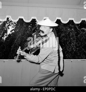 Deutscher violinista Helmut Zacharias spielt Geige auf seinem Balkon in Amburgo, als verkleidet cinese, 1955. Violinis tedesco Foto Stock