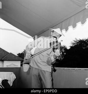 Deutscher violinista Helmut Zacharias spielt Geige auf seinem Balkon in Amburgo, als verkleidet cinese, 1955. Violinis tedesco Foto Stock