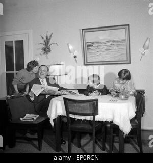 Die Familie von Albedyll im Wohnzimmer, Amburgo 1955. Von Albedyll famiglia nel loro salotto, Amburgo 1955. Foto Stock