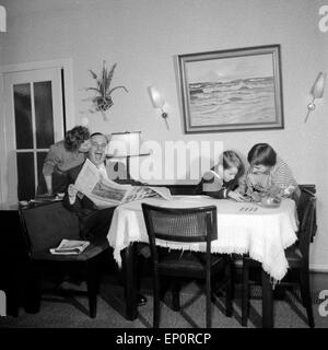 Die Familie von Albedyll im Wohnzimmer, Amburgo 1955. Von Albedyll famiglia nel loro salotto, Amburgo 1955. Foto Stock