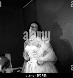 Deutsche Sängerin und Schauspielerin Margot Hielscher in Abendgarderobe, Amburgo 1956. Il tedesco cantante e attrice Margot Hiel Foto Stock