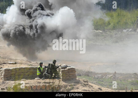 (150512) -- TAPA (Estonia), 12 maggio 2015 (Xinhua) -- soldati estone di agire nella fase finale dell'esercitazione militare "mal' nella Tapa, Estonia, il 12 maggio 2015. I nove giorni trapano militare "mal' (estone per "riccio"), che ha coinvolto 13.000 soldati e gli alleati della NATO con base in Estonia, avvolto su Martedì. (Xinhua/Sergei Stepanov) Foto Stock