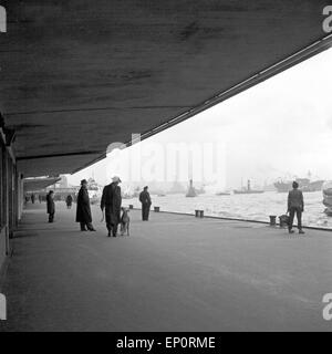 Die Landungsbrücken auf St Pauli di Amburgo, Deutschland 1956. Il molo Landungsbruecken a St. Pauli, Amburgo, Germania 1956. Foto Stock