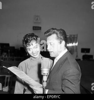 Deutsche Schlagersängerin Margot Eskens mit dem flämischen Schlagersänger Jean Walter, Amburgo 1956. Il tedesco Schlager cantante Foto Stock