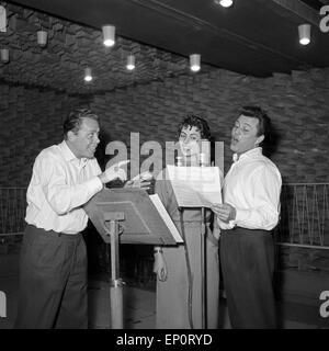 Deutsche Schlagersängerin Margot Eskens mit dem flämischen Schlagersänger Jean Walter und dem Geiger Helmut Zacharias, Hambu Foto Stock