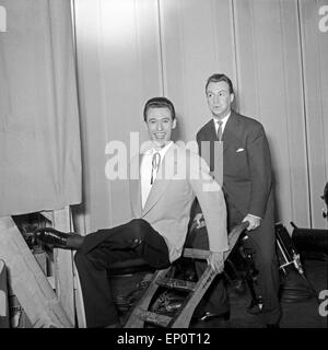 Deutschen Schauspieler und Sänger Peter Alexander und Silvio Francesco bei der mostra 'Die grosse Chance No. 100 000' für die un Foto Stock