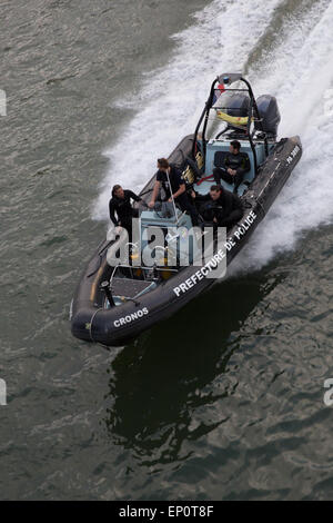 La polizia francese utilizzando una rigida a scafo gonfiabile di barca veloce per pattugliare la Senna a Parigi, Francia Foto Stock