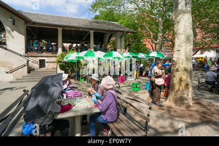 Il gioco d'azzardo e opera Cinese in Columbus Park nella Chinatown di New York City Foto Stock