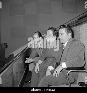 Zwei Männer und eine Frau auf der Zuschauertribüne in Studio 10 des NDR di Amburgo, Deutschland 1950er Jahre. Due uomini e una woma Foto Stock