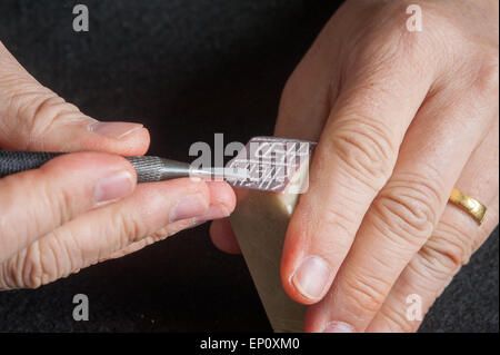 Uomo con le mani in mano porta utensile, carving cinese timbro di tenuta in Gaithersburg, Maryland. Foto Stock