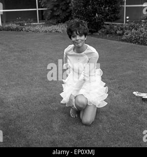 Deutsche Schauspielerin Uschi Glas als Sängerin barfuß im Garten vor der TV Sendung 'Musik aus Studio B', Deutschland 1960er Foto Stock