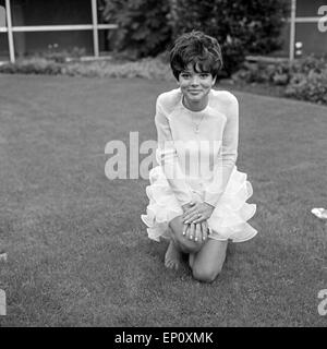 Deutsche Schauspielerin Uschi Glas als Sängerin barfuß im Garten vor der TV Sendung 'Musik aus Studio B', Deutschland 1960er Foto Stock