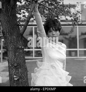 Deutsche Schauspielerin Uschi Glas als Sängerin im Garten vor der TV Sendung 'Musik aus Studio B', Deutschland 1960er Jahre. Foto Stock