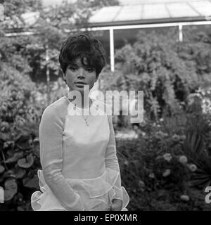 Deutsche Schauspielerin Uschi Glas als Sängerin im Garten vor der TV Sendung 'Musik aus Studio B', Deutschland 1960er Jahre. Foto Stock