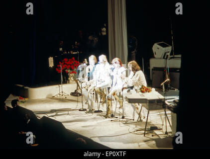 Gemeinsames Abschiedslied bei einem Konzert der schwedischen Popgruppe ABBA am 10. Februar 1977 ad Amburgo, Deutschland 1970er J Foto Stock