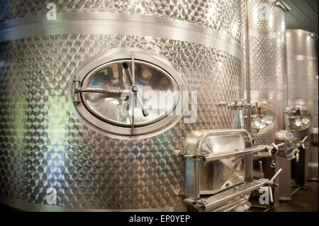 Acciaio inossidabile tini di vino nella contea di Dorchester, Maryland, Stati Uniti d'America Foto Stock